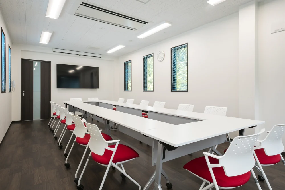 入口側から見た会議室の全景
