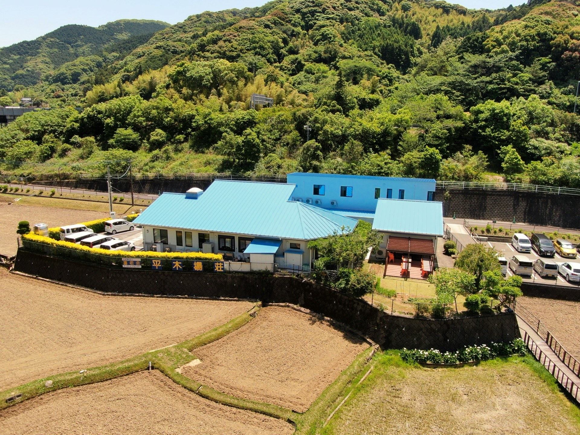 空から見た平木場荘と周囲の田園